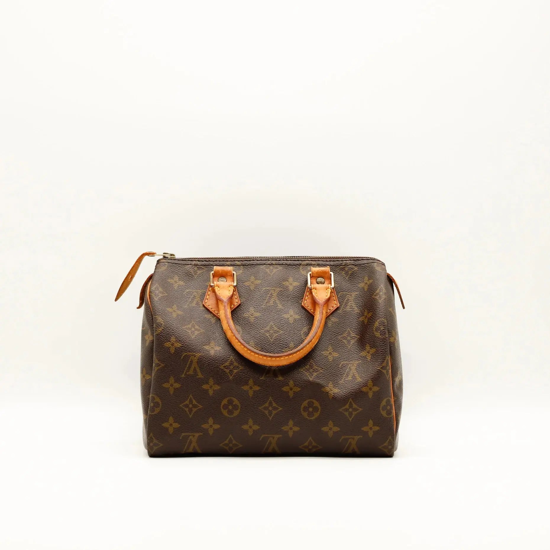 Sac Louis Vuitton Speedy 25 en toile Monogram, sac de luxe d’occasion authentique disponible chez Sorayae.
