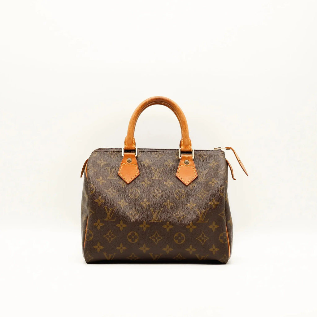 Sac Louis Vuitton Speedy 25 en toile Monogram, sac de luxe d’occasion authentique disponible chez Sorayae.