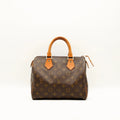 Sac Louis Vuitton Speedy 25 en toile Monogram, sac de luxe d’occasion authentique disponible chez Sorayae.