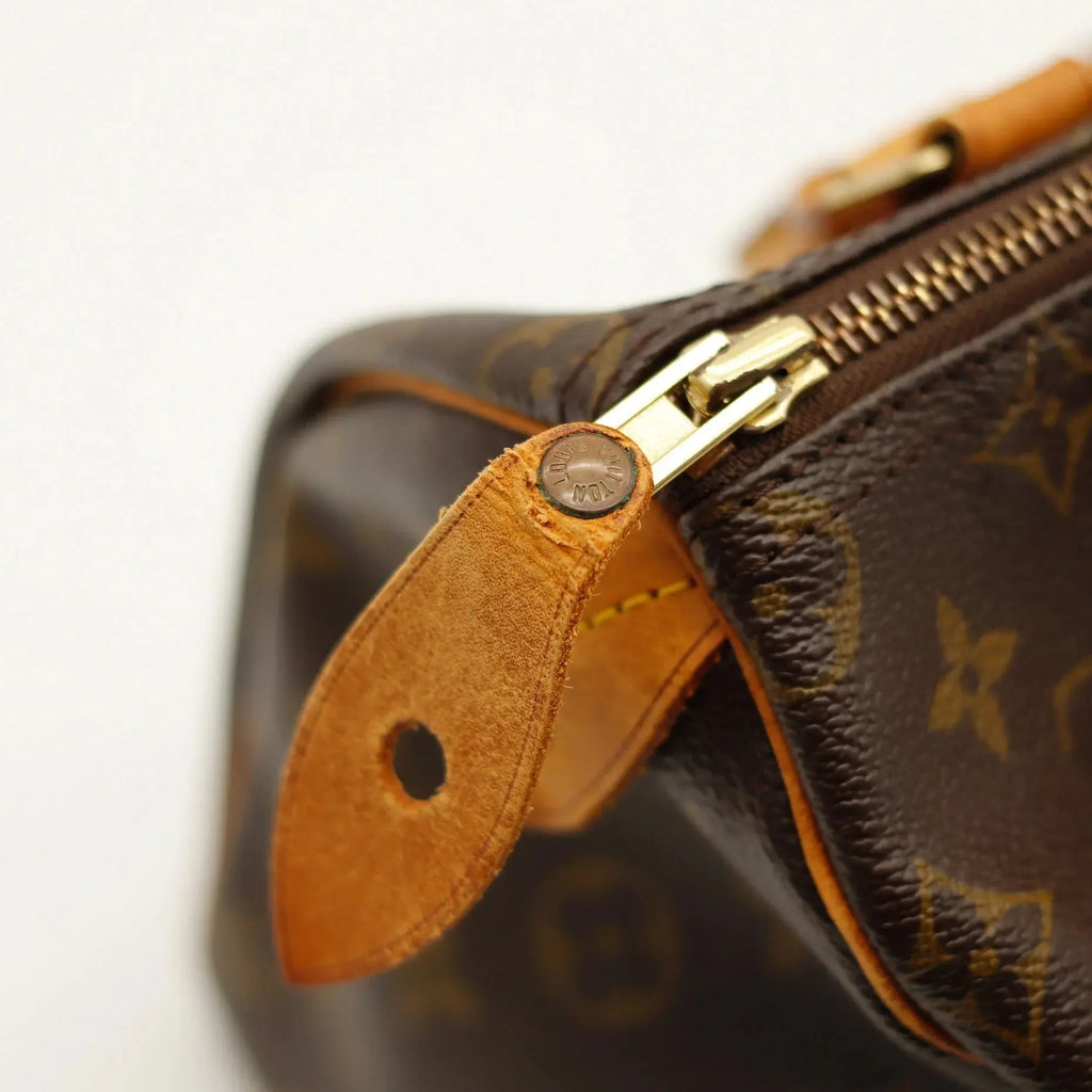 Sac Louis Vuitton Speedy 25 en toile Monogram, sac de luxe d’occasion authentique disponible chez Sorayae.