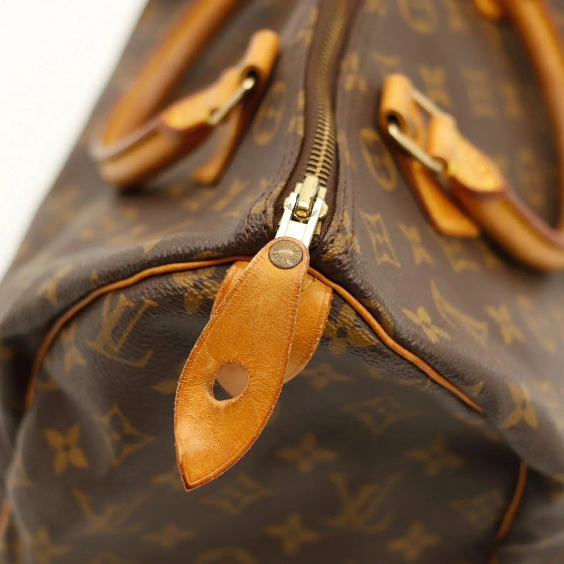 Sac Louis Vuitton Speedy 30 en toile Monogram, sac de luxe d’occasion disponible chez Sorayae