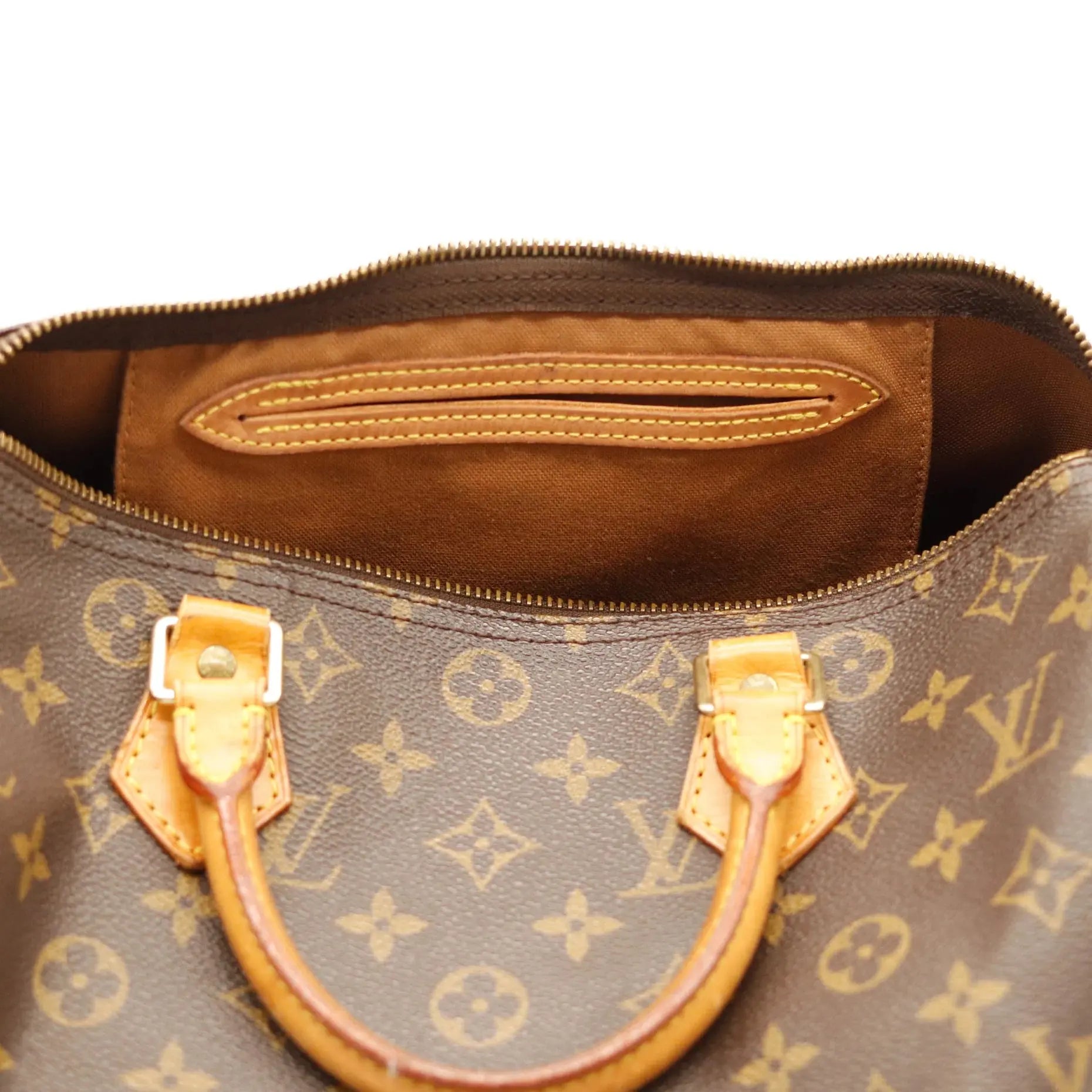 Sac Louis Vuitton Speedy 30 en toile Monogram, sac de luxe d’occasion disponible chez Sorayae