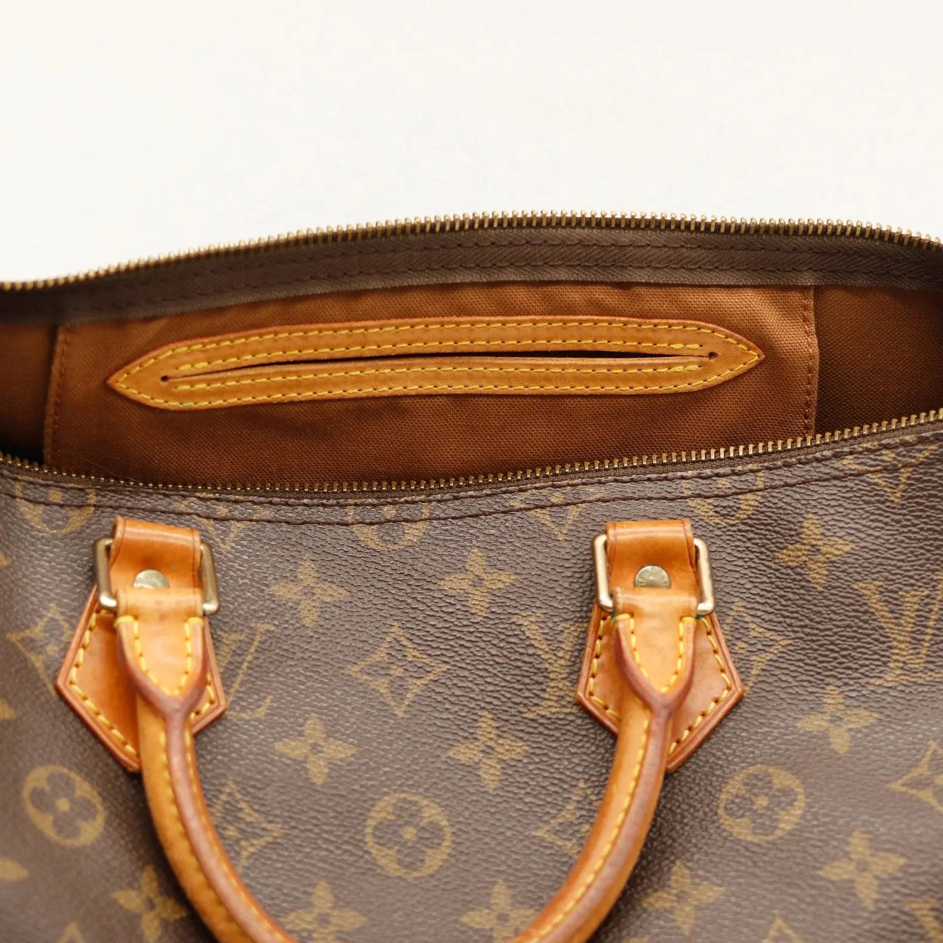 Sac Louis Vuitton Speedy 35 en toile Monogram, sac de luxe d’occasion authentique disponible chez Sorayae.