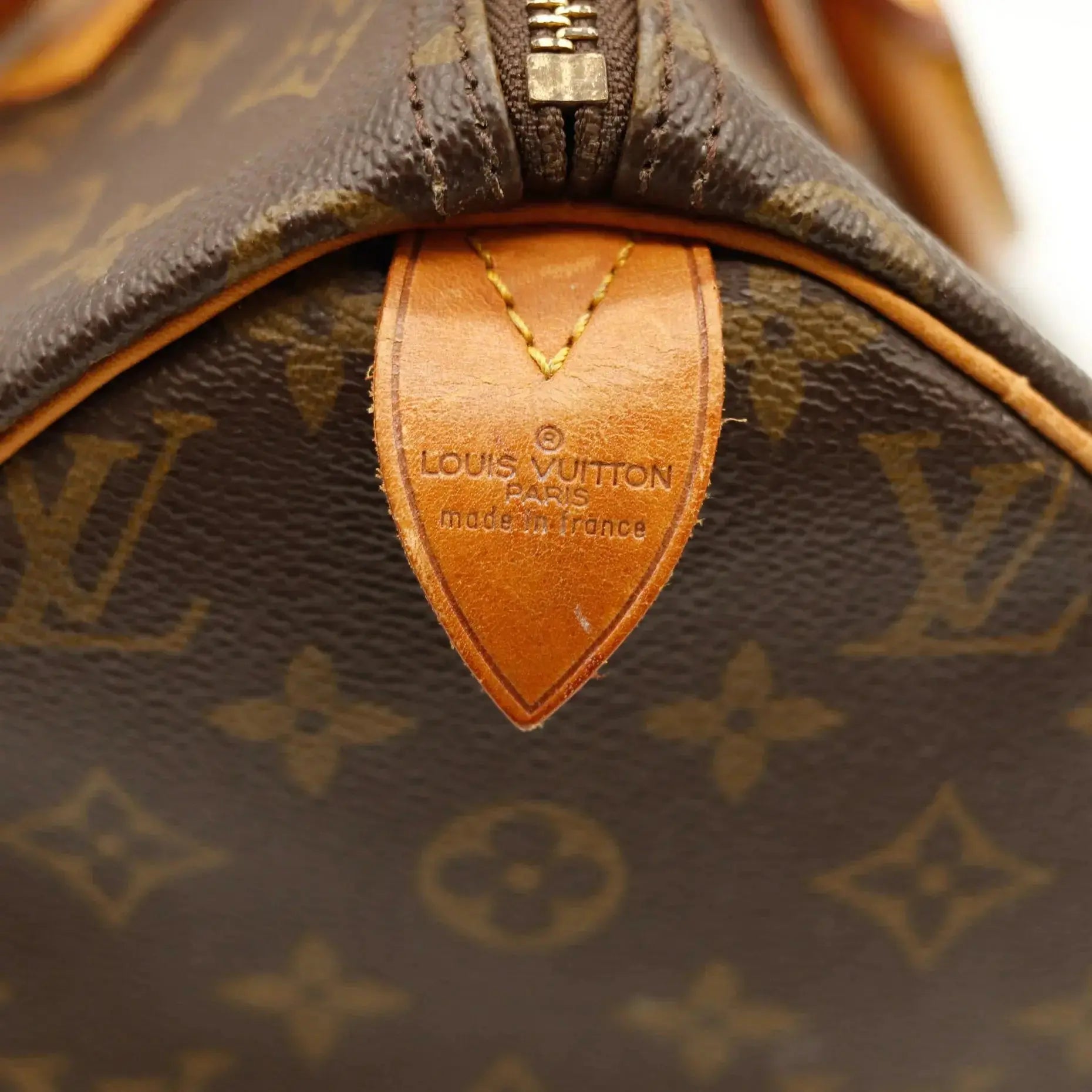 Sac Louis Vuitton Speedy 35 en toile Monogram, sac de luxe d’occasion authentique disponible chez Sorayae.