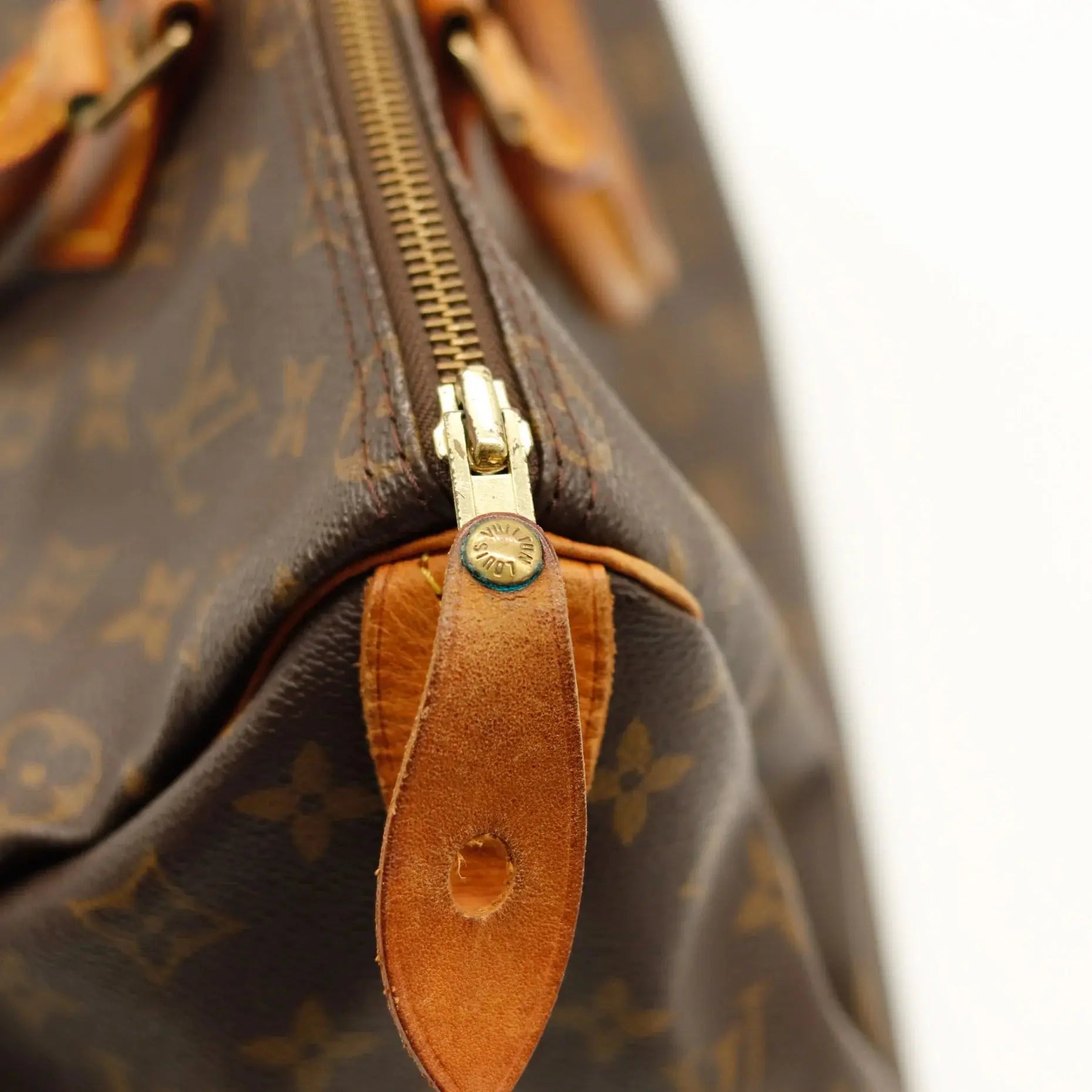 Sac Louis Vuitton Speedy 35 en toile Monogram, sac de luxe d’occasion authentique disponible chez Sorayae.